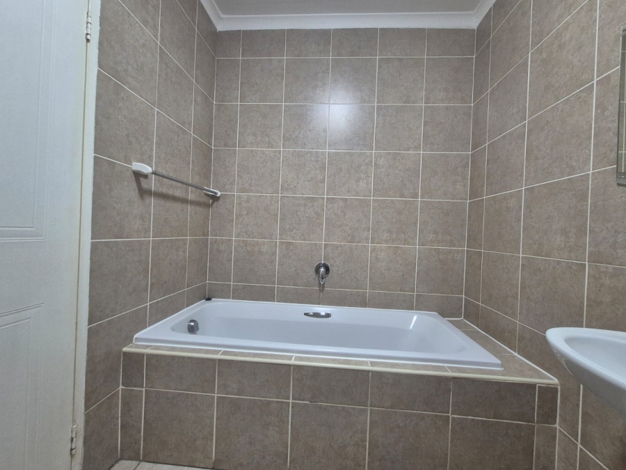 To Let 2 Bedroom Property for Rent in Protea Heights Western Cape